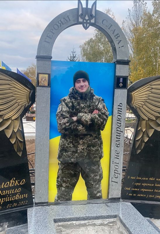 Мемориальний комплекс військовому ЗСУ, чорний граніт, мармур, фотоскло